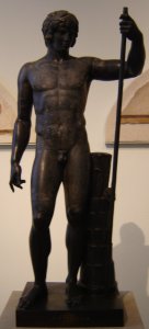 Berlin, statue homme nu portant une hampe de drapeau